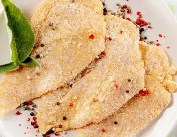 tre cotolette impiattate con foglia di salvia