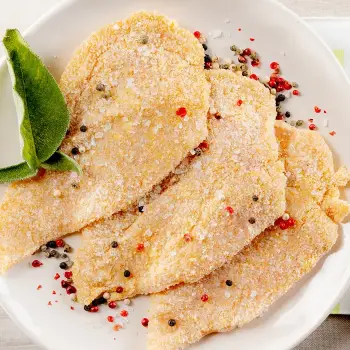 tre cotolette impiattate con foglia di salvia